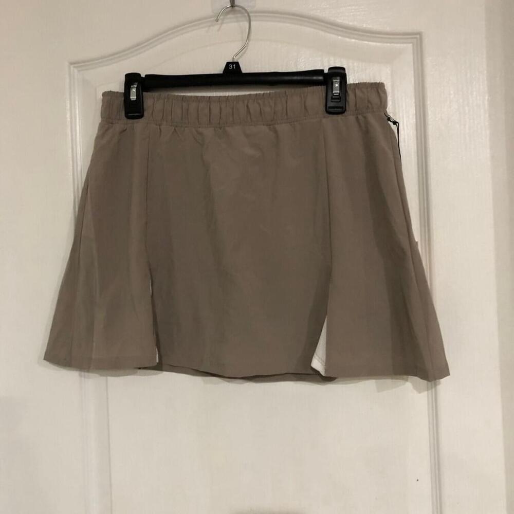 Sincerely Jules Women's Tan Skort Athletic Casual Shorts Skirt Size Medium NWT